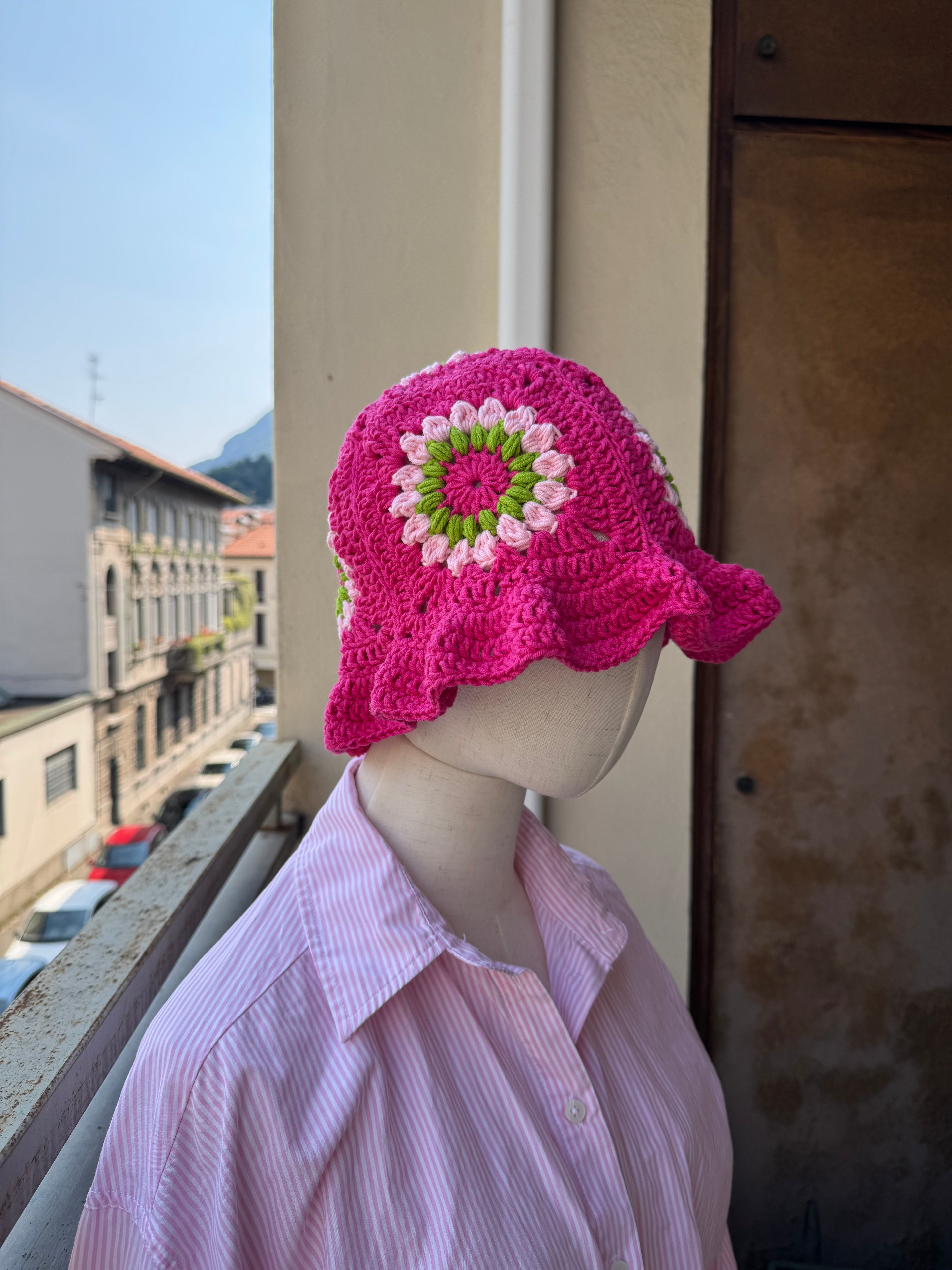 Crochet floral bucket hat| granny square