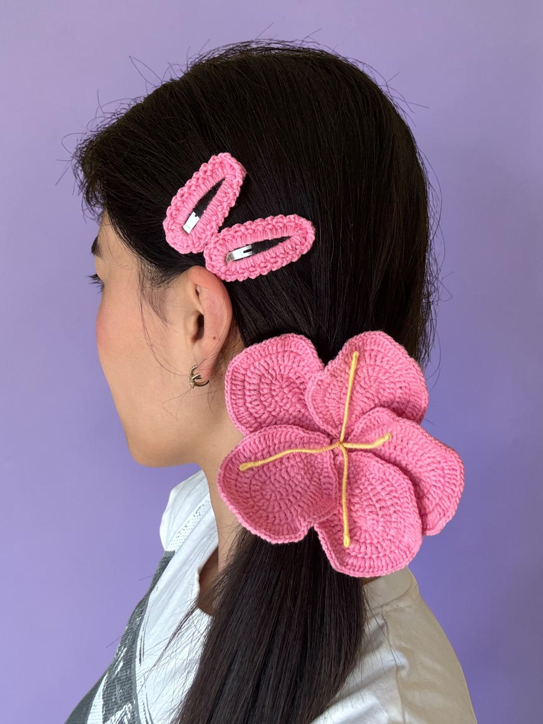 Crochet hair scrunchie + hair clips