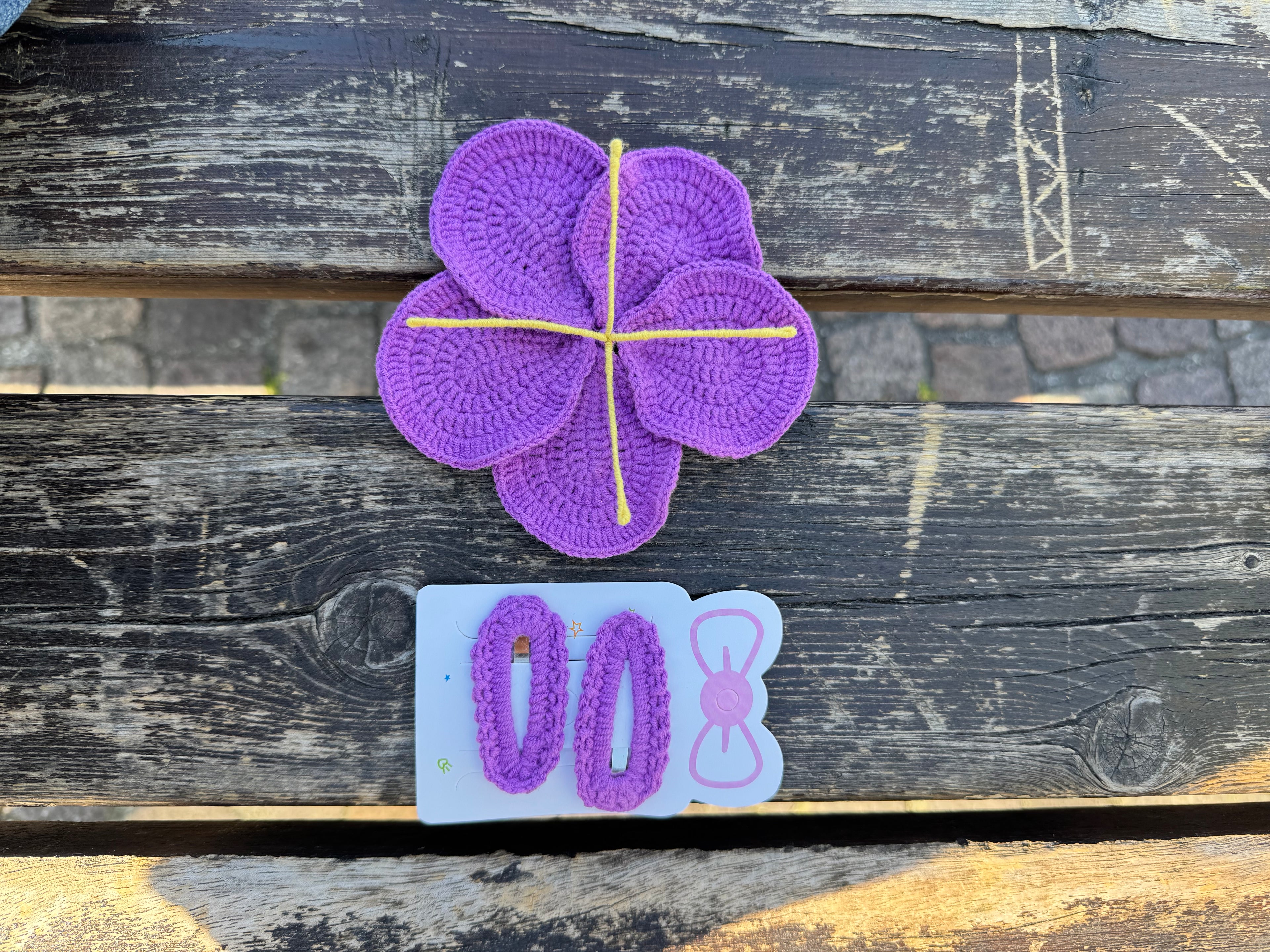Crochet hair scrunchie + hair clips