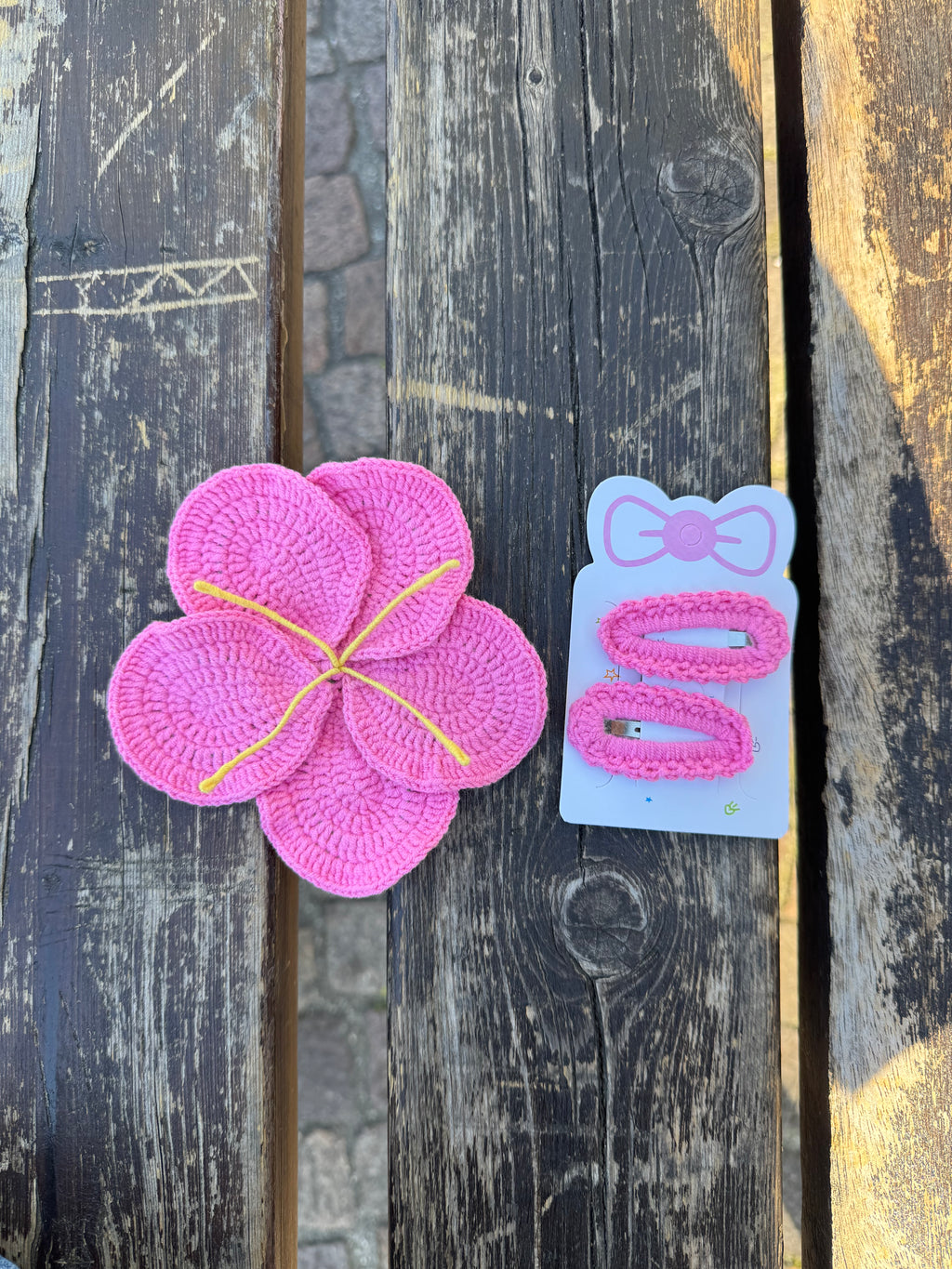 Crochet hair scrunchie + hair clips