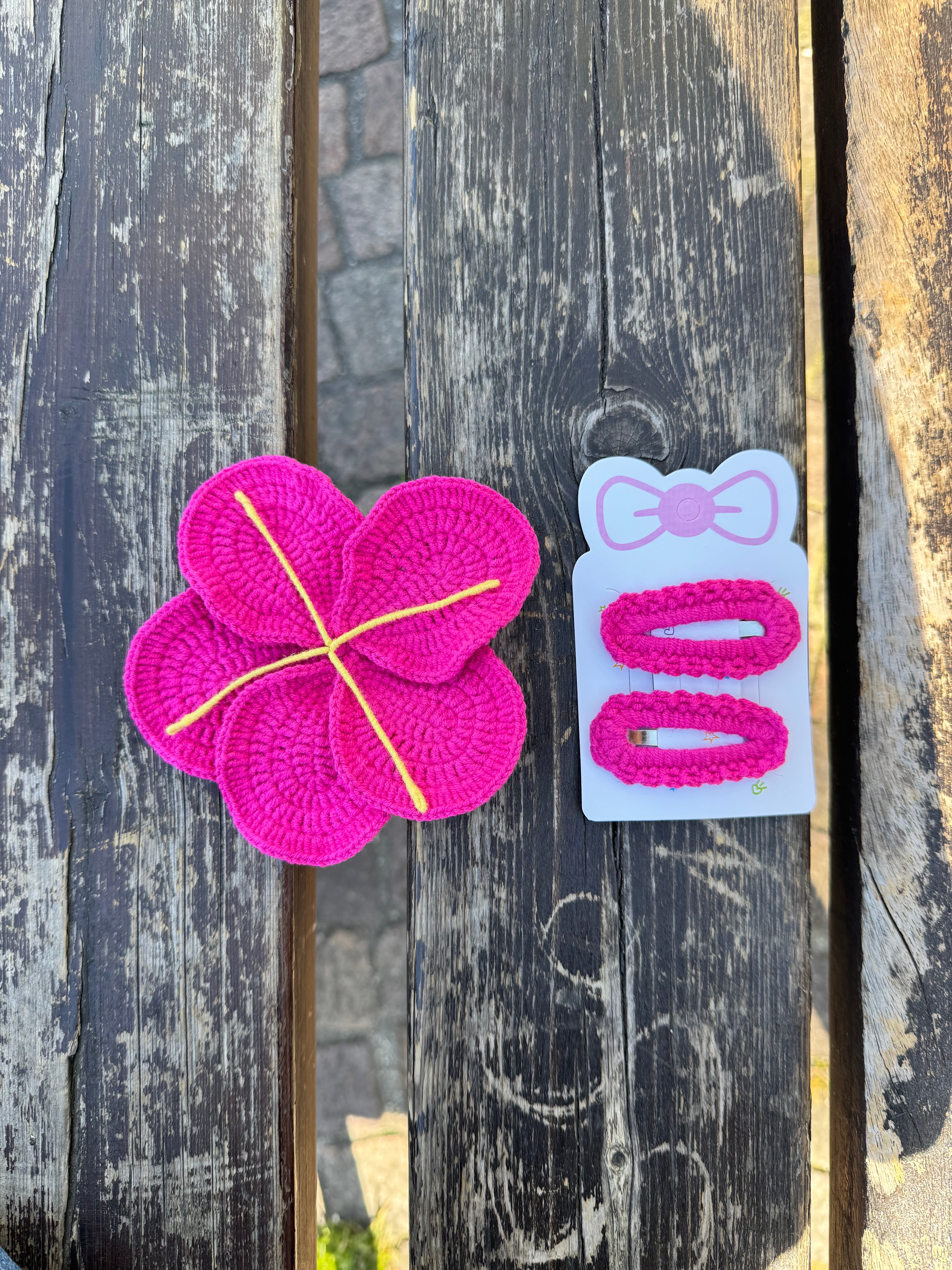 Crochet hair scrunchie + hair clips
